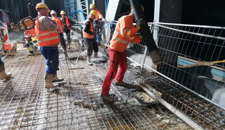 Na zdjęciu robotnicy wylewają beton