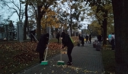Na zdjęcie: licealiści porządkują teren obok cmentarza