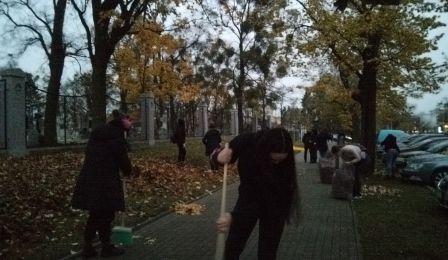 Na zdjęciu: licealiści porządkują teren obok cmentarza