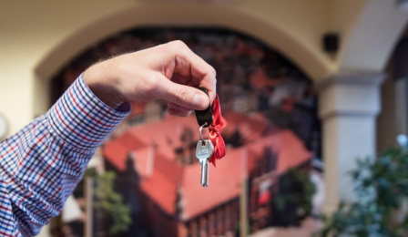 Na zdjęciu widać dłoń trzymającą klucze do mieszkania