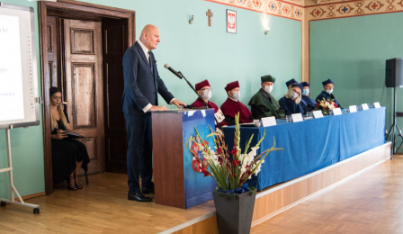Przemawiający prezydent Torunia Michał Zaleski na tle senatu Kolegium Jagiellońskiego 