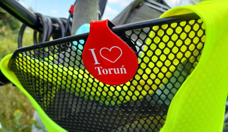 Żółty koszyk rowerowy z przypinką I love Toruń