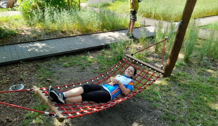 Dziewczynka odpoczywa w hamaku w Parku Tysiąclecia
