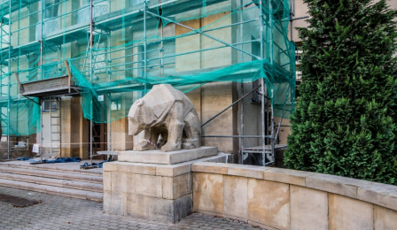 Na zdjęciu rzeźba niedźwiedzia przed wejściem do budynku  Regionalnej Dyrekcji Lasów Państwowych w Toruniu