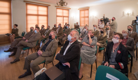 Na zdjęciu kierownik referatu utrzymania zieleni UMT Tomasz Kozłowski przysłuchuje się