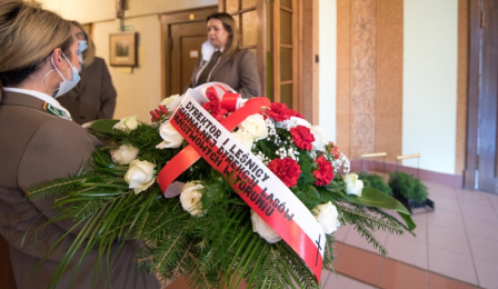 Na zdjęciu wiązanka kwiatów w napisem: Dyrektor i leśnicy Regionalnej Dyrekcji Lasów Państwowych w Toruniu
