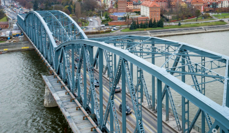 Zbliżenie na toruński most i starówkę z drona 