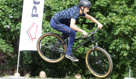 Na zdjęciu zawodnik na rowerze w powietrzu