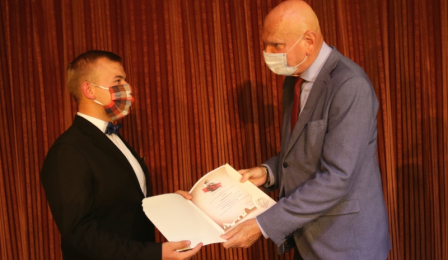 Na zdjęciu prezydent Michał Zaleski wręcza dyplom uczniowi