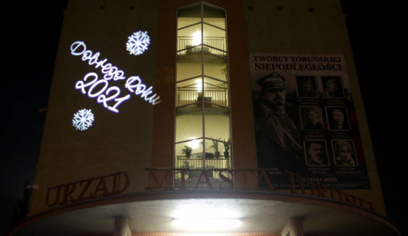 iluminacja na budynku Urzędu Miasta Torunia przy ul. Grudziądzkiej
