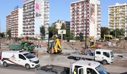 Maszyny i samochody wykonawcy na placu Niepodległości