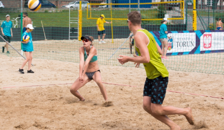 Na zdjęciu zawodnicy grają w siatkówkę plażową