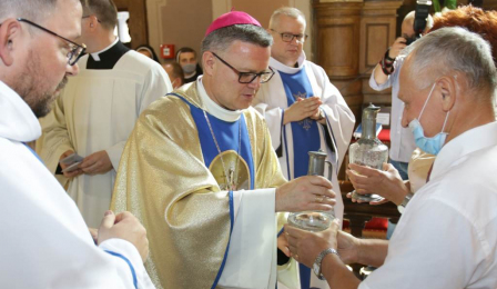 Biskup diecezji toruńskiej Wiesław Śmigiel sprawuje mszę św. odpustową