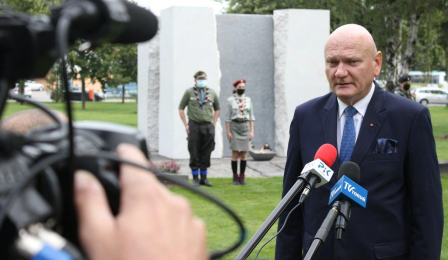 Prezydent Michał Zaleski udziela wypowiedzi dla mediów, w tle widać Pomnik Pamięci Ofiar Zbrodni Pomorskiej 1939