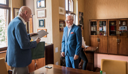 Na zdjęciu prezydent Michał Zaleski wręcza list okolicznościowy Wiktorowi Krawcowi