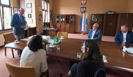 Na zdjęciu uczestnicy spotkania przysłuchują się prezydentowi Michałowi Zaleskiemu