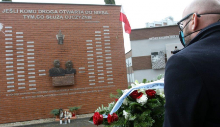 Na zdjęciu: Zbigniew Rasielewski skladający kwiaty pod pomnikiem ofiar smoleńskich