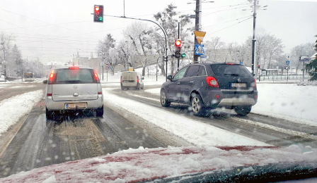Samochody jadące zaśnieżoną Szosą Chełmińską