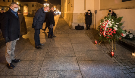 Na zdjęciu prezydent Michał Zaleski, przewodniczący Rady Miasta Marcin Czyżniweski oraz radny Wojciech Klabun kłaniają się przed tablicą
