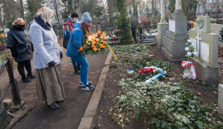 Kwiaty na grobie Wandy Szuman składają uczniowie VII LO wraz z dwiema nauczycilkami