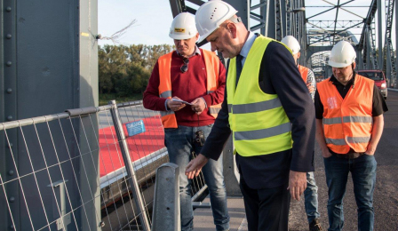 prezydent Zaleski ogląda zaawansowanie prac na moście