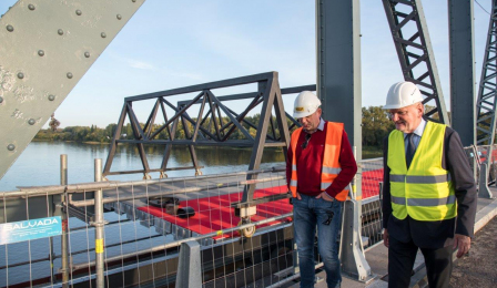 prezydent Zaleski ogląda zaawansowanie prac na moście