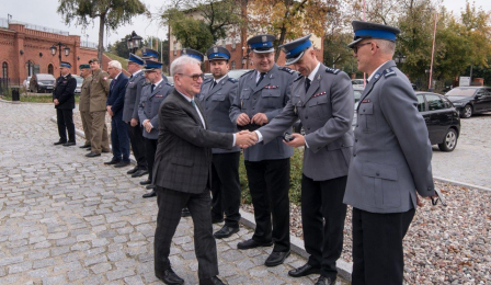 Starosta Marek Olszewski wita się z przedstawicielami policji