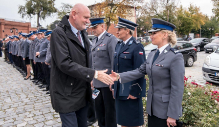 Na zdjęciu prezydent Michał Zaleski wita się z przedstawicielami policji