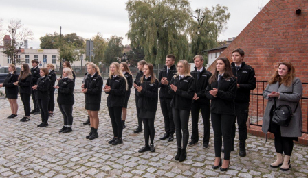 Na zdjęciu: uczennice i uczniowie klasy policyjnej z II Liceum Ogólnokształcącego w Toruniu