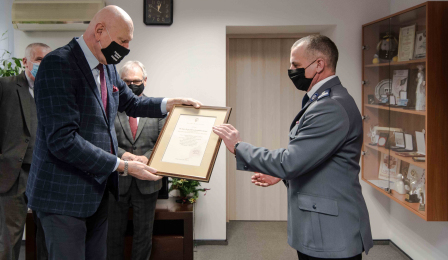 Na zdjęciu prezydent Michał Zaleski wręcza dyplom młodszemu inspektorowi Krzysztofowi Lewandowskiemu