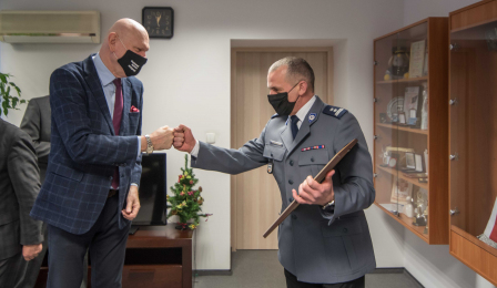 Na zdjęciu prezydent Michał Zaleski przybija żółwika młodszemu inspektorowi Krzysztofowi Lewandowskiemu