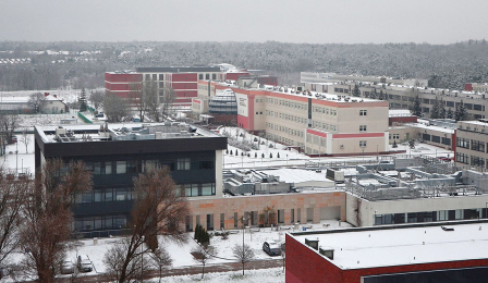 Widok na zaśnieżony campus uniwersytecki na Bielanach 