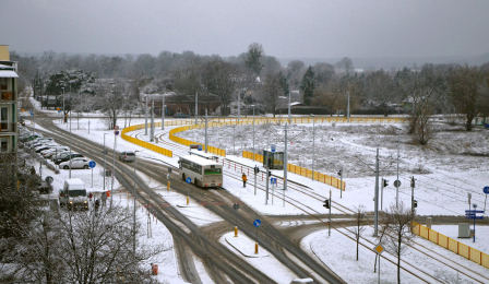 Ulica Gagarina i przystanek autobusowy w śniegu