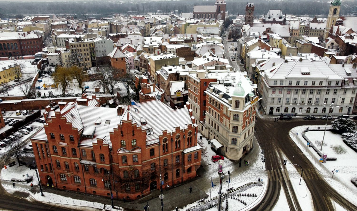 Widok na zimowy Toruń z lotu ptaka od strony Urzędu Miasta