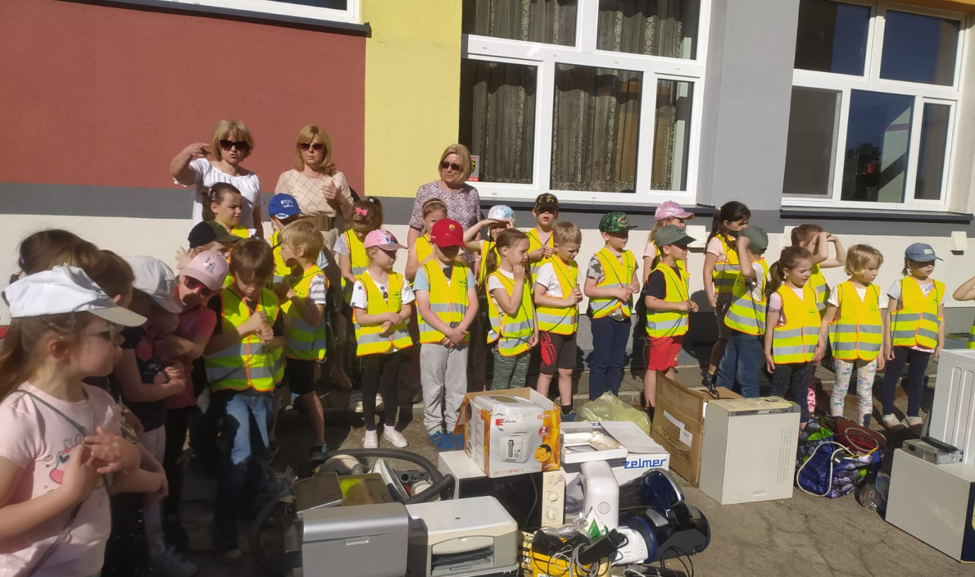 Dzieci z przedszkola i zebrane elektrośmieci