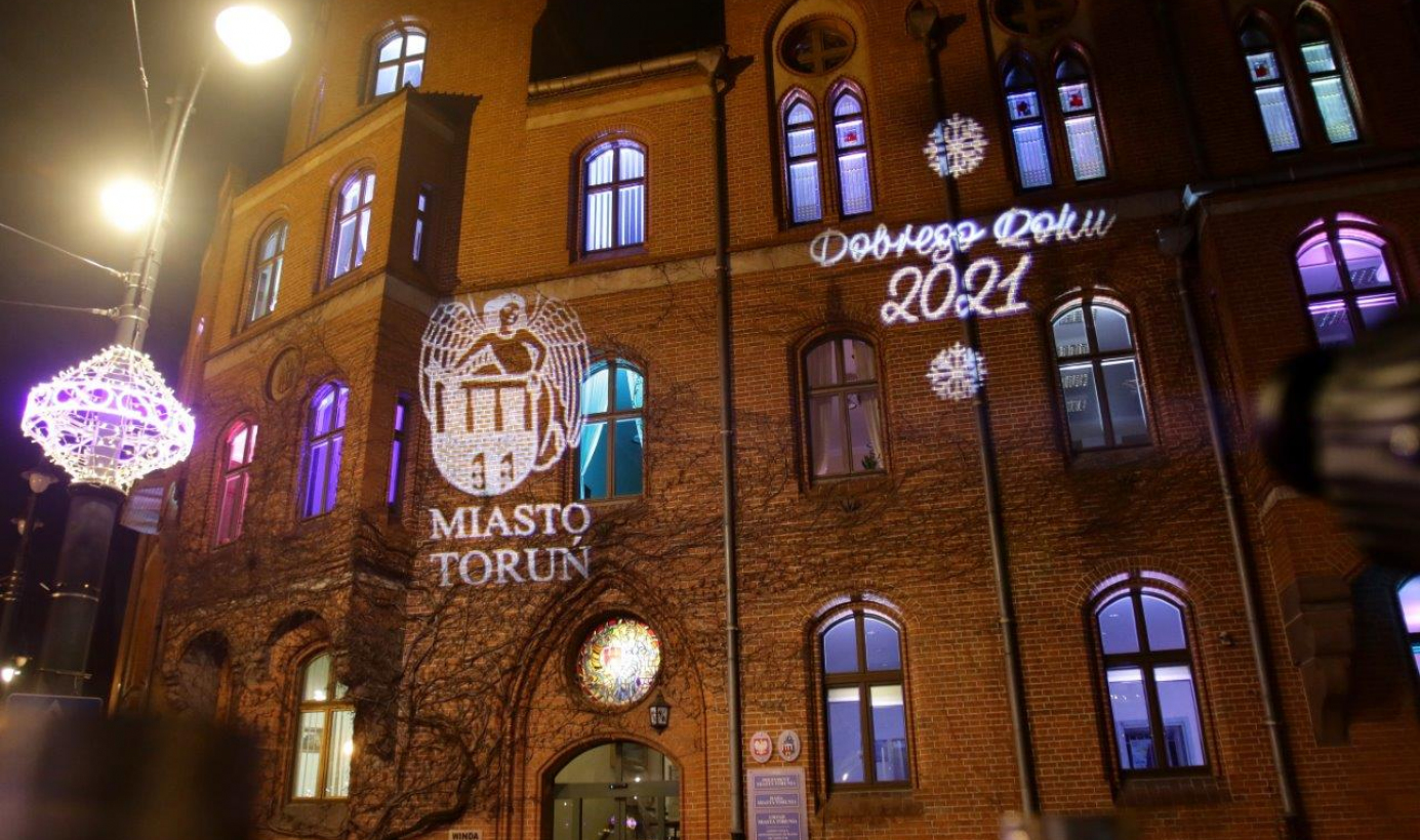 iluminacja na budynku Urzędu Miasta Torunia przy Wałach gen. Sikorskiego