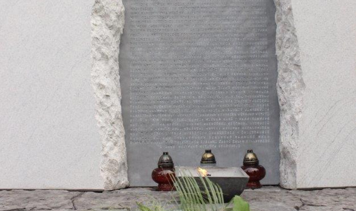 Wieniec z biało-czerwoną szarfą złożony pod Pomnikiem  Pamięci Ofiar Zbrodni Pomorskiej 1939