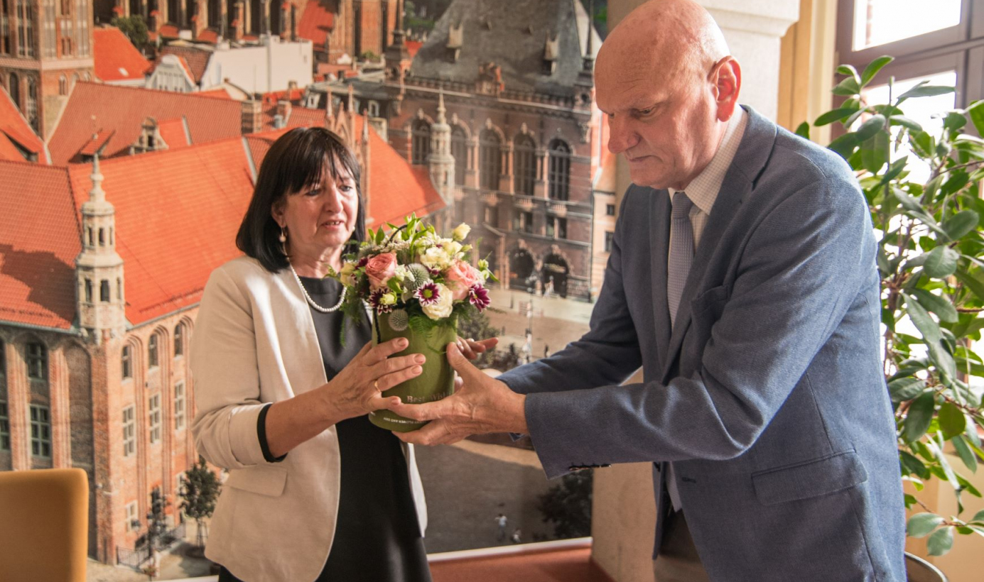 Na zdjęciu prezydent Michał Zaleski wręcza kwiaty Barbarze Jurkiewicz