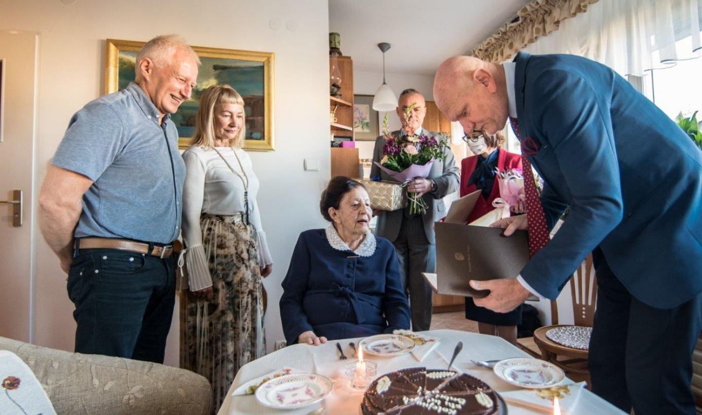Na zdjęciu prezydent Michał Zaleski wręcza bukiet kwiatów stulatce, Jadwidze Marii Strawińskiej